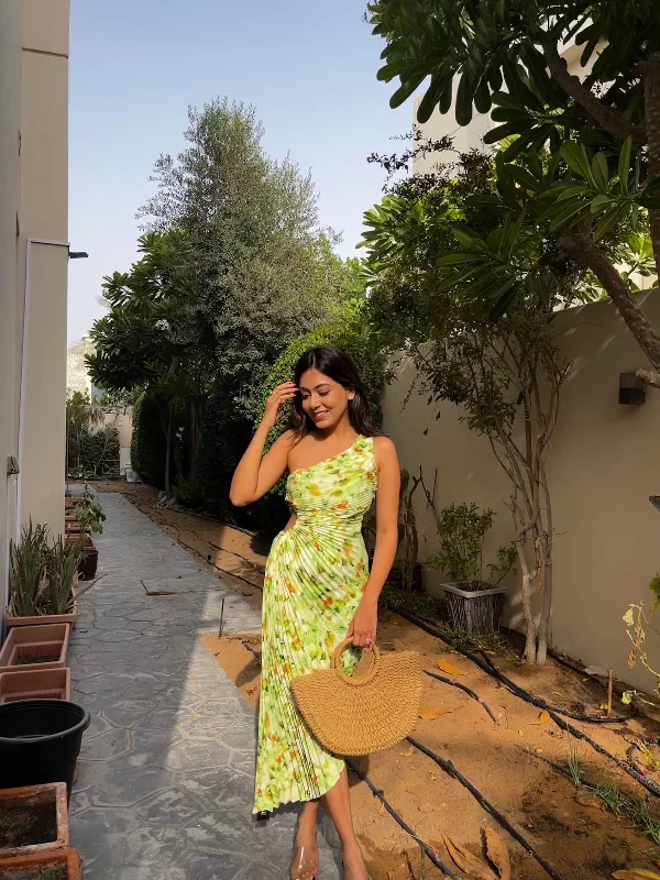 Women’s glamorous navy prom dress for a timeless style -Madison Statement Floral Summer Dress Women’s glamorous navy prom dress for a timeless style -Madison Statement Floral Summer Dress