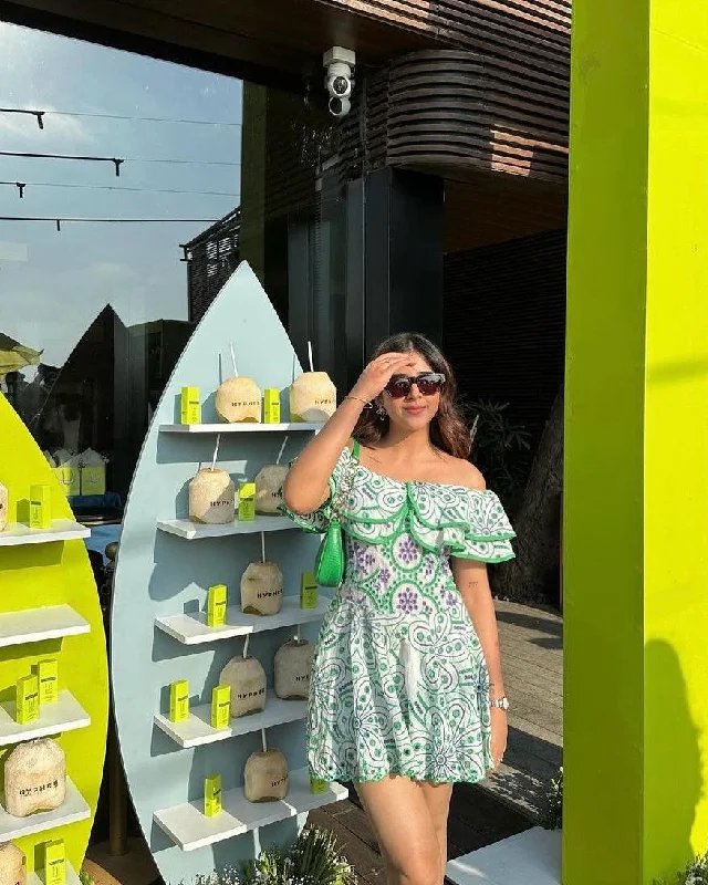 Women’s deep V-neck prom dress for sophisticated appeal -Venice Luxe Summer Dress in Green Women’s deep V-neck prom dress for sophisticated appeal -Venice Luxe Summer Dress in Green