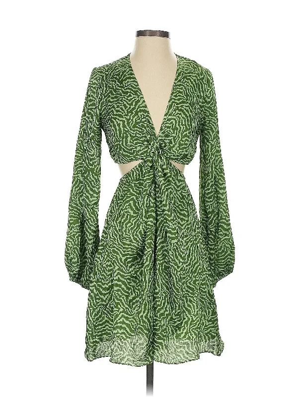 Cocktail dress with plunging back for allure -Cocktail Dress