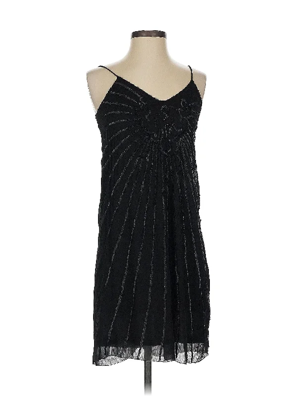 Cocktail dress with floral appliqué for feminine charm -Cocktail Dress
