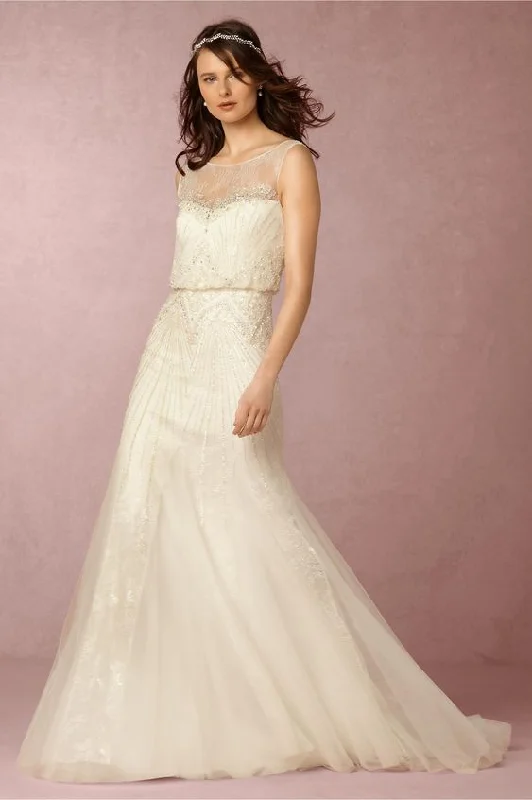 Wedding dress with lace train for sophisticated look -BHLDN Alma Novia Hester Gown Wedding dress with lace train for sophisticated look -BHLDN Alma Novia Hester Gown