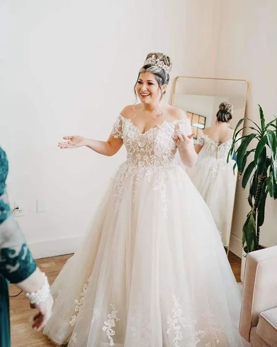 Short Sleeves A Line Wedding Dresses V-Neck Lace Appliques Floor Length Plus Size Wedding Gown cg25085 Short Sleeves A Line Wedding Dresses V-Neck Lace Appliques Floor Length Plus Size Wedding Gown cg25085